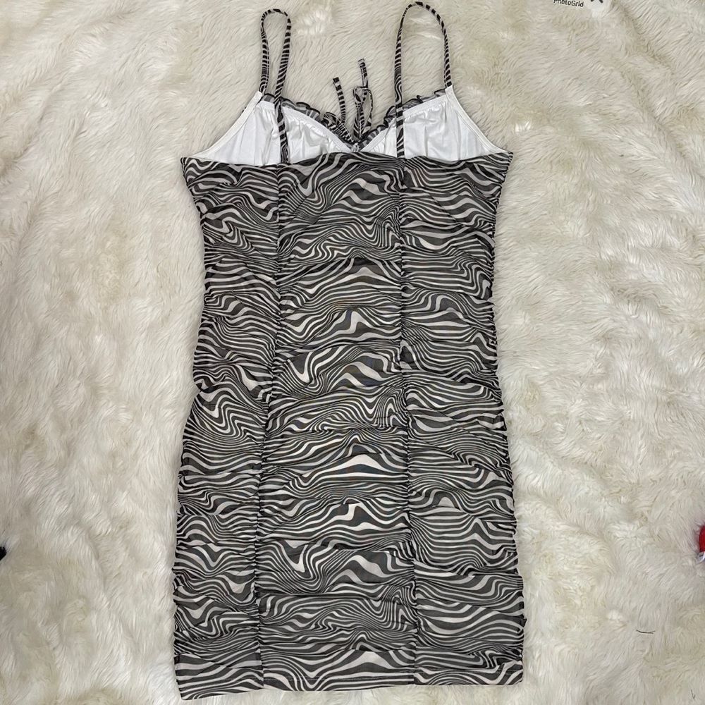 Abstract Bodycon Dress - Picture 4 of 8